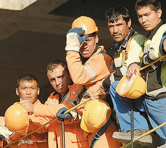 Мигранты, работающие на стройке