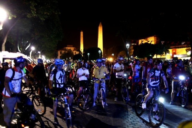Ночная прогулка на велосипедах по городу
