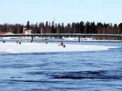 Ice_fishing_Oulu_20090405