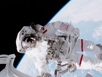 STS_100_Hadfield_EVA