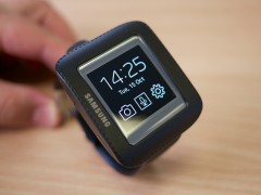 Samsung_Galaxy_Gear_in_cradle (1)