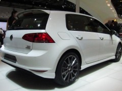 Volkswagen_Golf_VII_(rear_quarter) (1)