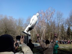 Falling_of_Lenin_in_Khmelnytskyi_park