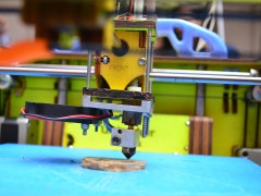 Printing_with_a_3D_printer_at_Makers_Party_Bangalore_2013_11