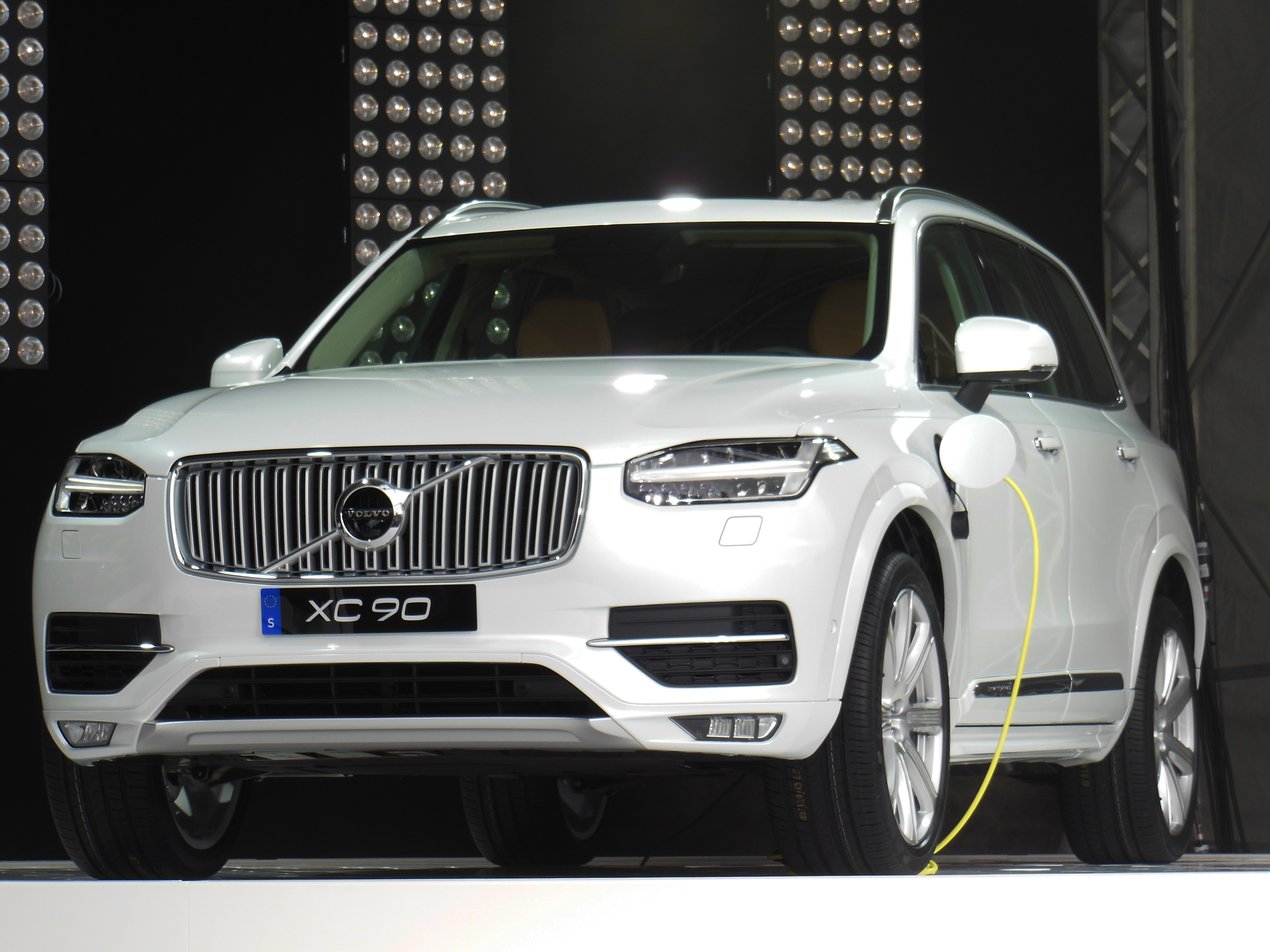 Volvo_XC90_II,_August_2014,_09