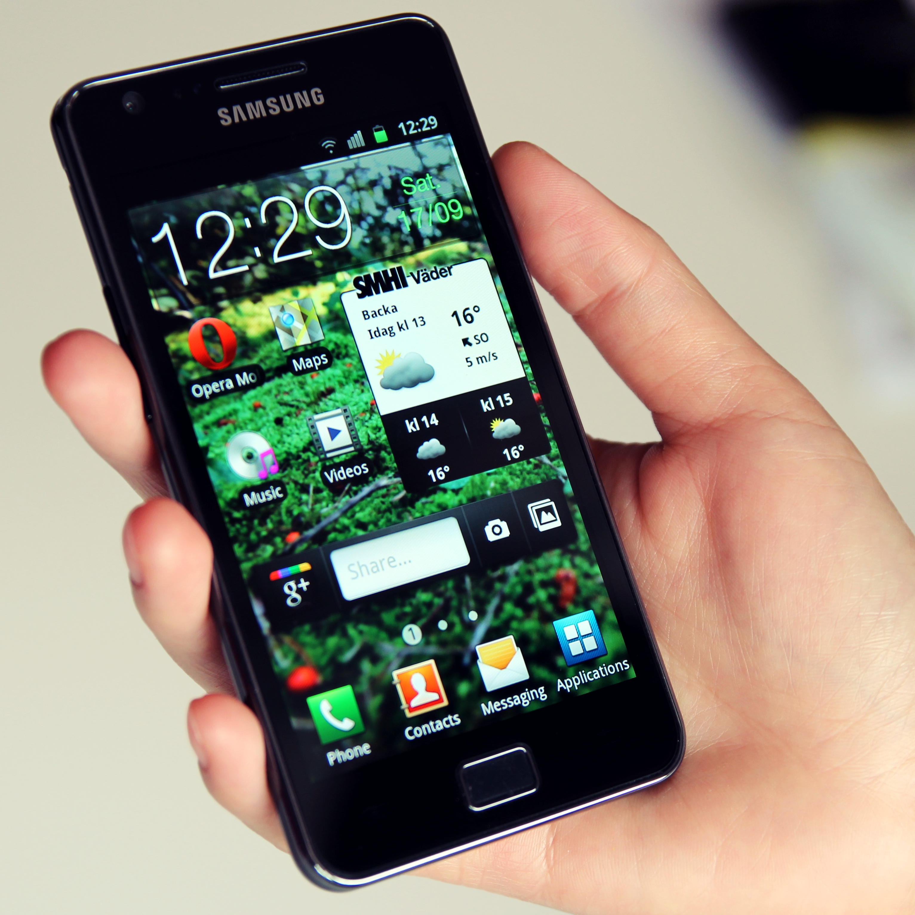 Samsung_Galaxy_S_II_in_hand