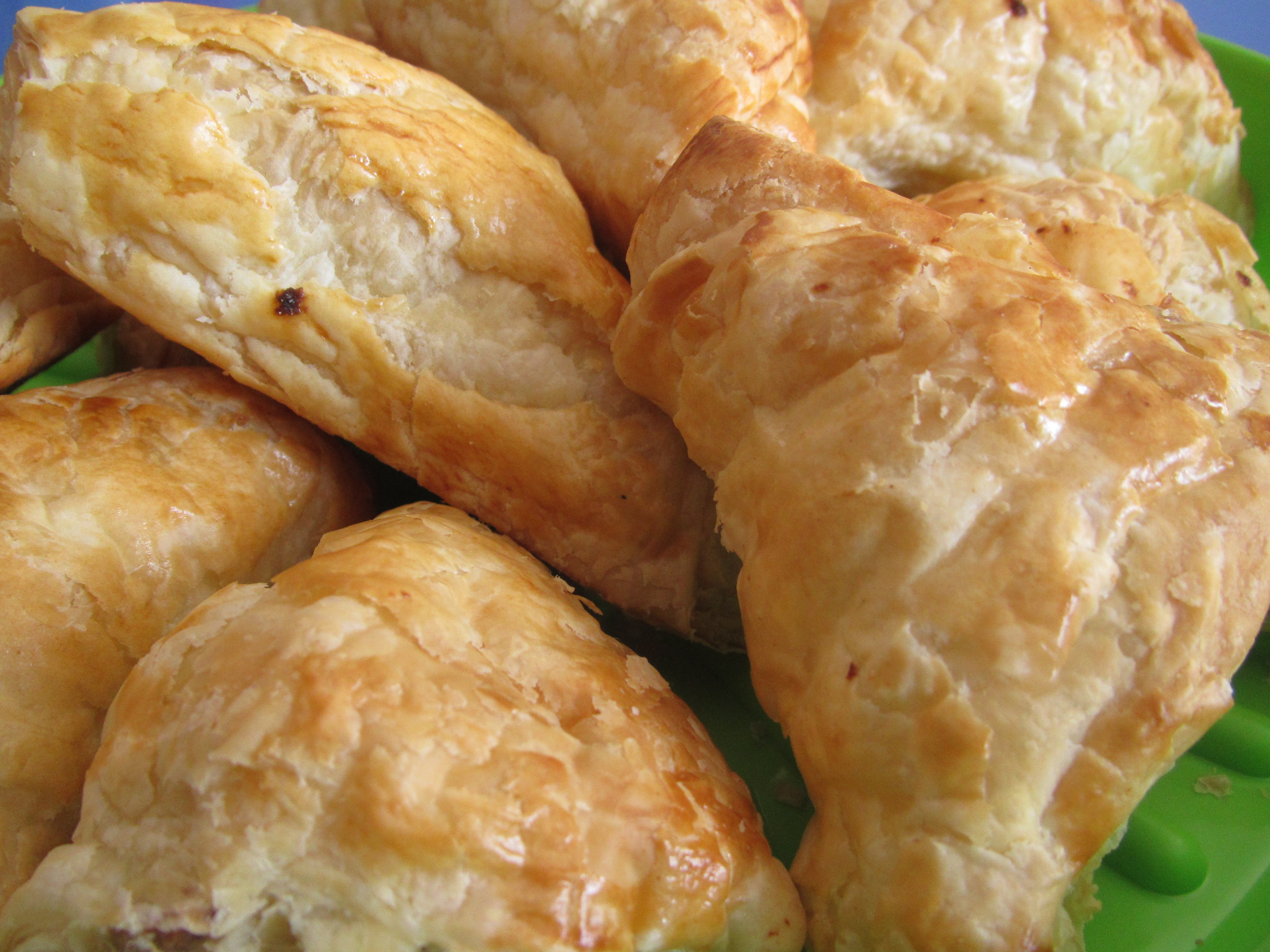 Puff_pastry_pies_Пирожки_из_слоеного_теста_(e-citizen_Az)