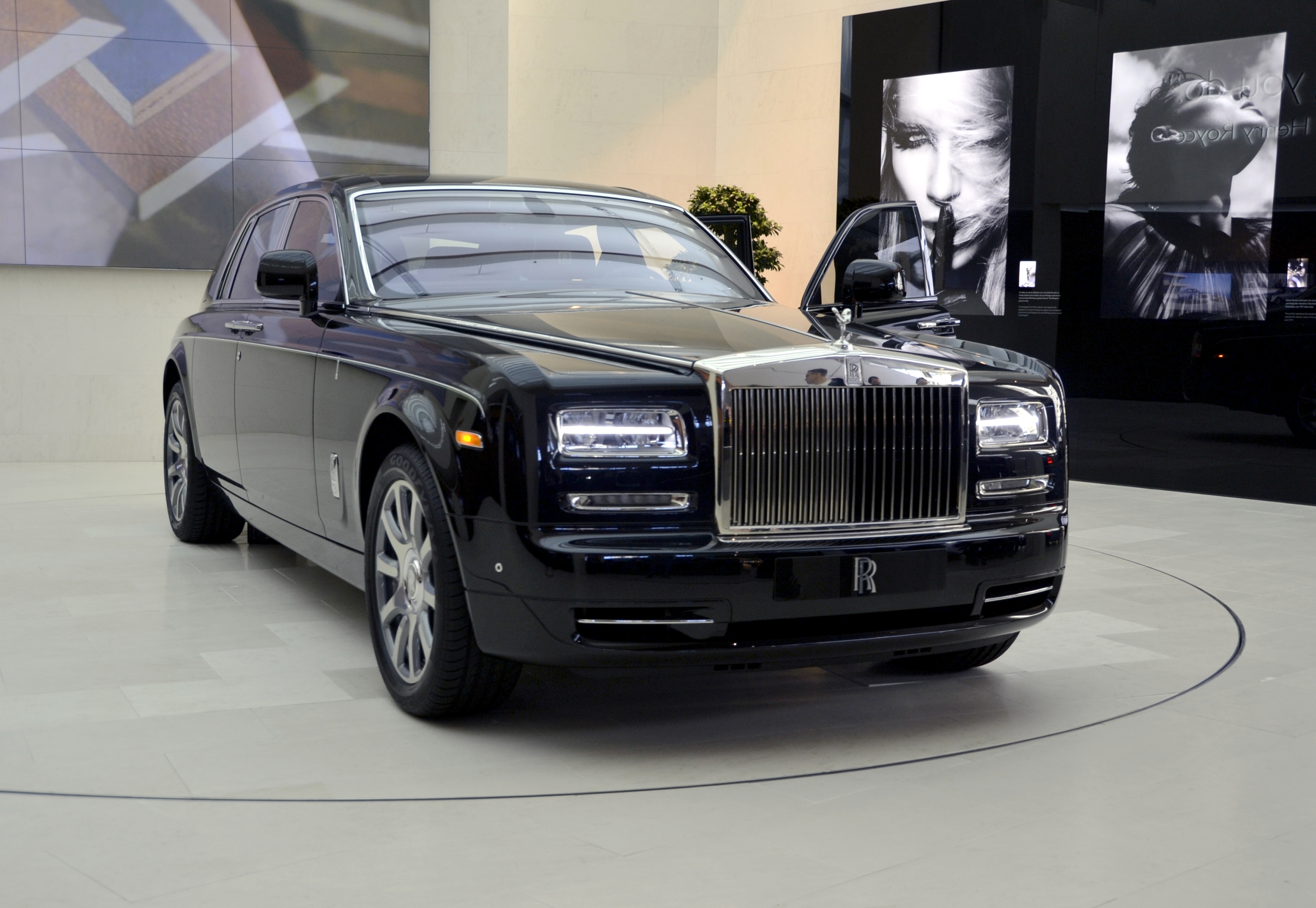Rolls-Royce,_BMW_Welt